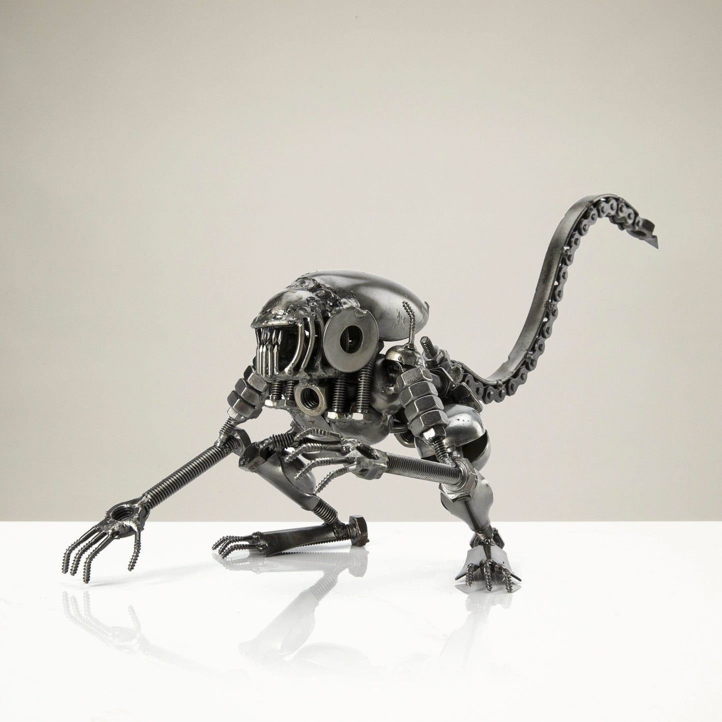 Alien crouched 6.5 inch detail