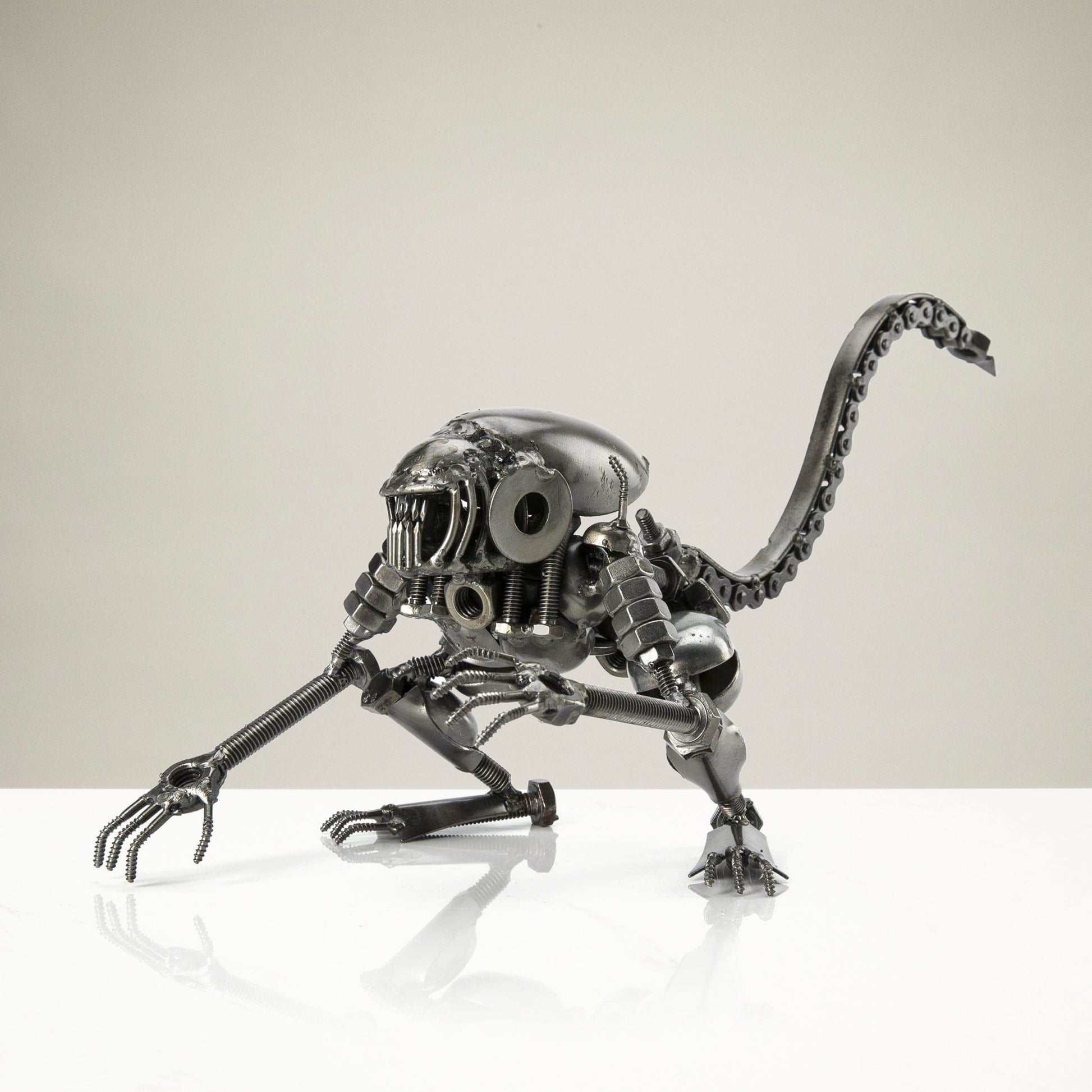 Alien crouched 6.5 inch detail