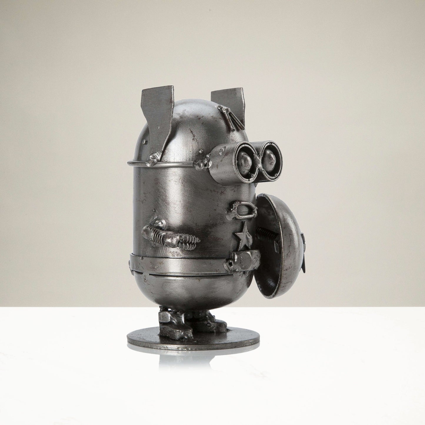 Minion Captain America sculpture detail